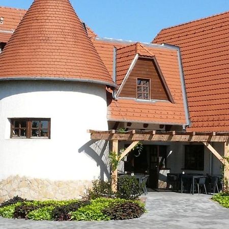 Kadarta Vendeglo Panzio Bed and Breakfast Veszprém Buitenkant foto