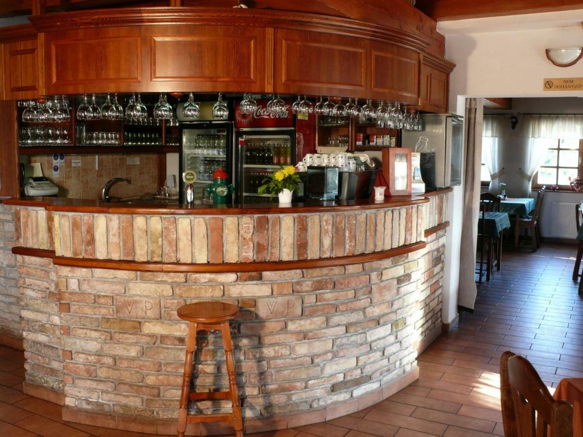Kadarta Vendeglo Panzio Bed and Breakfast Veszprém Buitenkant foto